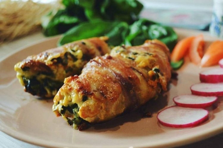 Рулетики из куриной грудки со шпинатом