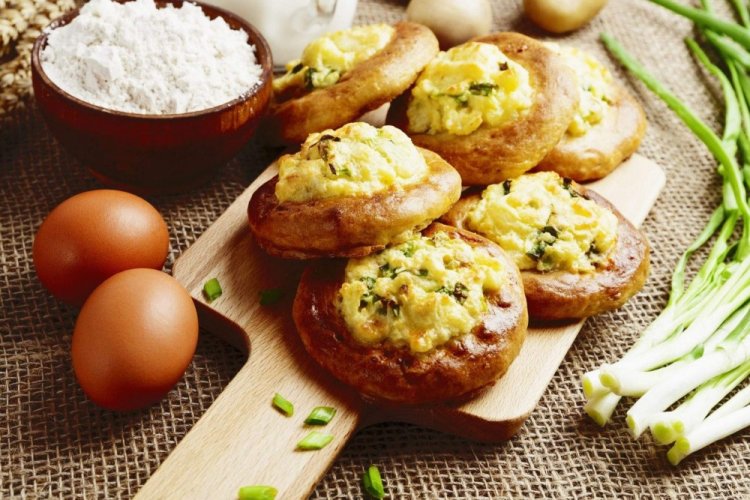 Ватрушки с яйцом и зеленым луком