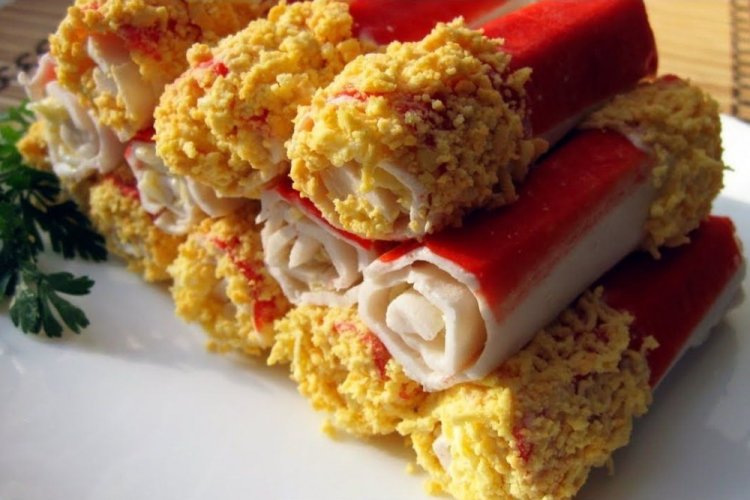 Фаршированные крабовые палочки с помидорами и сыром