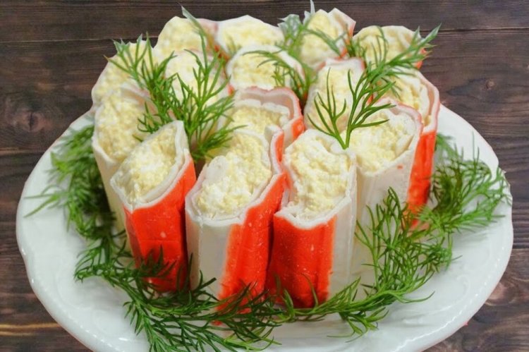 Фаршированные крабовые палочки с сыром и яйцом