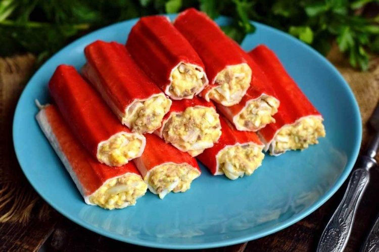 Фаршированные крабовые палочки с тунцом