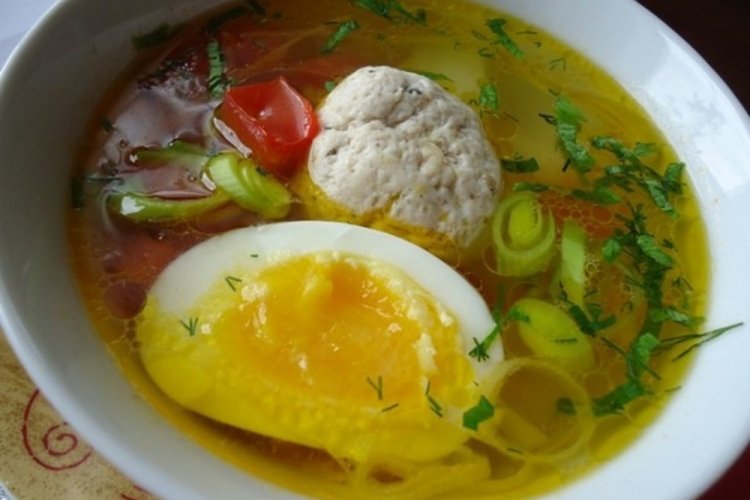 Суп с куриными фрикадельками и яйцом