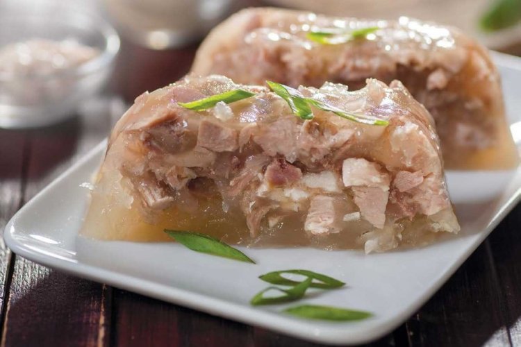 Холодец из свиных ножек с мясом