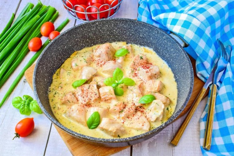 Куриные грудки в сливочном соусе на сковороде