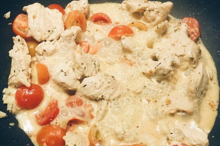 Куриные грудки с помидорами в сливочном соусе