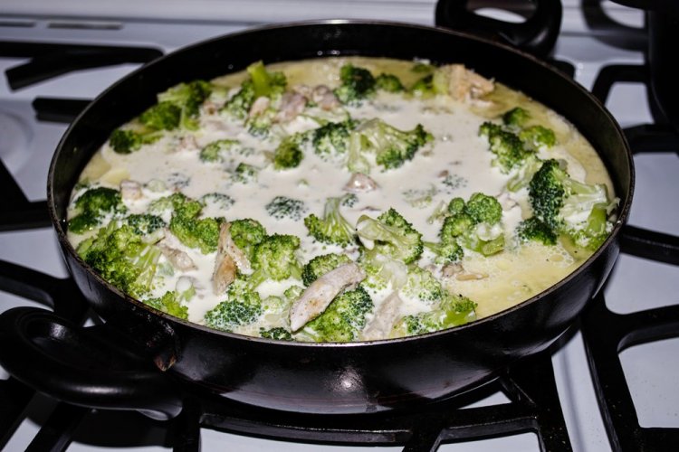 Куриные грудки с брокколи в сливочном соусе