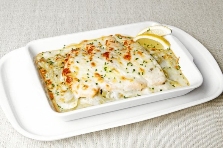 Лосось с рисом и сыром в сливочном соусе