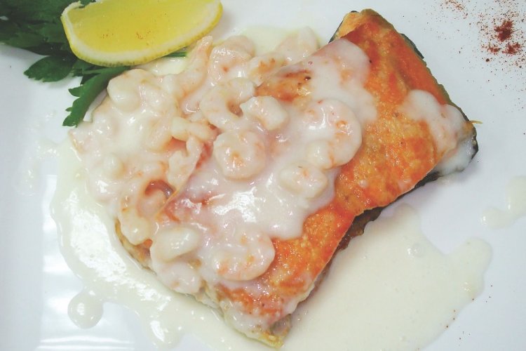 Лосось с креветками в сливочном соусе