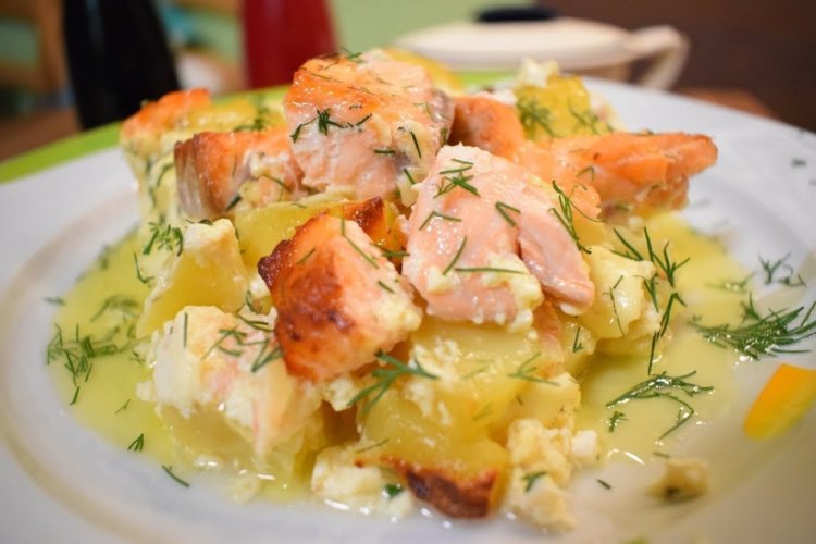Лосось с картошкой в сливочном соусе