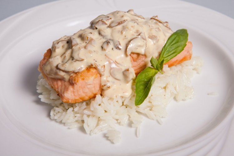 Лосось с грибами в сливочном соусе