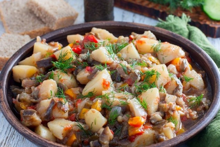 Жаркое из курицы, баклажанов и помидоров