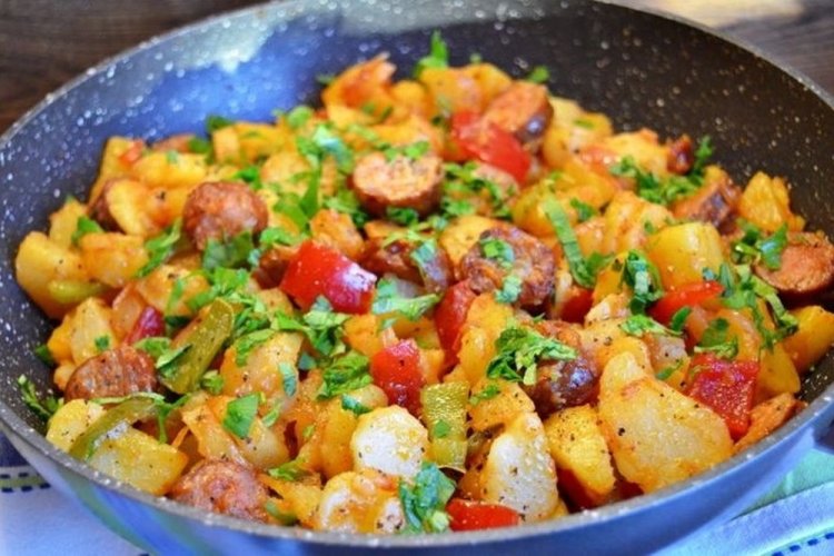 Жаркое из курицы с копчеными колбасками, картошкой и помидорами