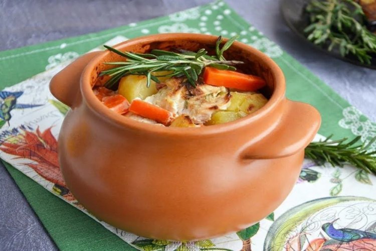 Жаркое из курицы с черносливом в горшочках