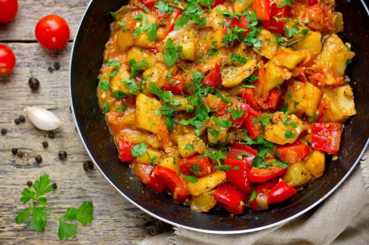 Жаркое из курицы с картошкой, болгарским перцем и помидорами