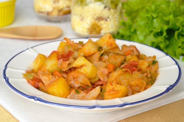 Жаркое из курицы, картошки и капусты