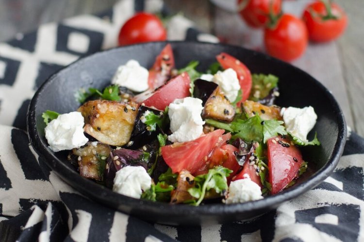 Теплый салат с баклажанами, помидорами и творожным сыром
