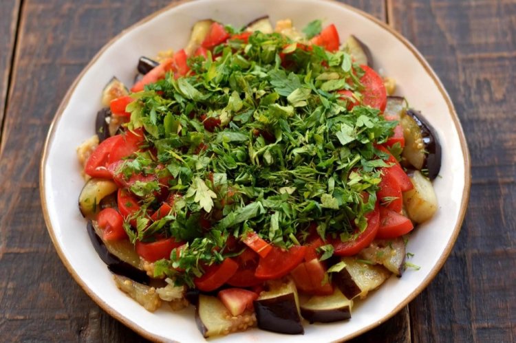 Теплый салат с баклажанами, помидорами и яйцами