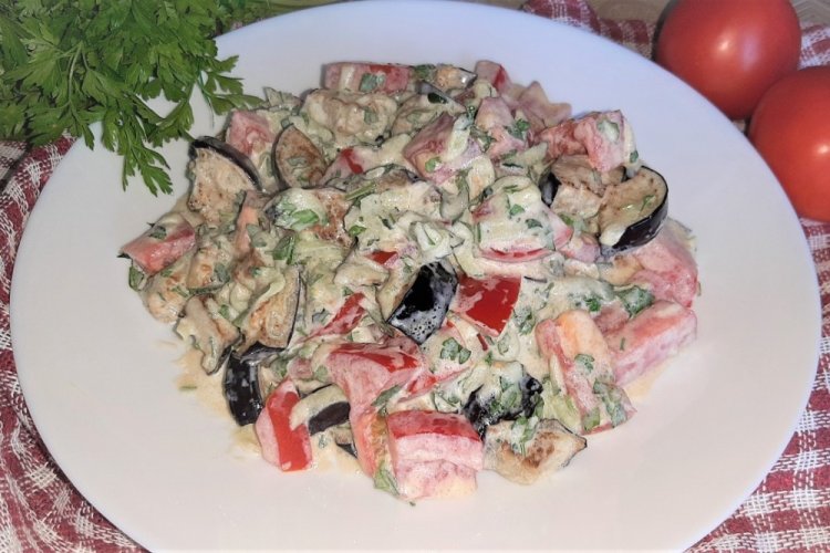 Теплый салат с баклажанами и помидорами в сметанно-майонезной заправке