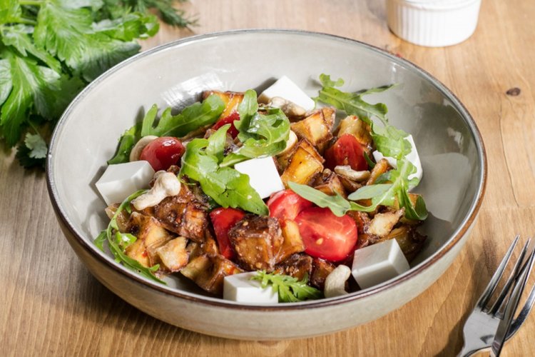 Теплый салат с баклажанами, помидорами и моцареллой