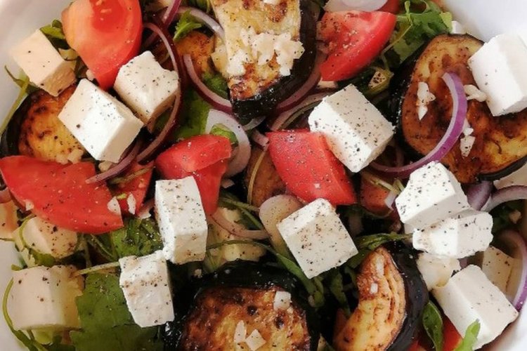 Теплый салат с баклажанами, помидорами и брынзой