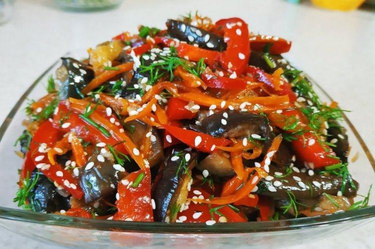 Теплый салат с баклажанами, болгарским перцем и помидорами