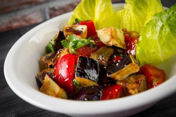 Теплый салат с баклажанами, помидорами и латуком