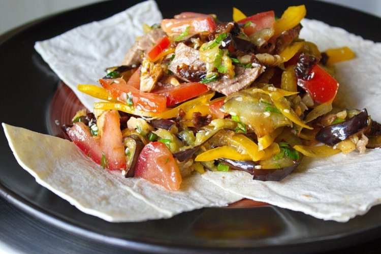 Теплый салат с говядиной, баклажанами и помидорами