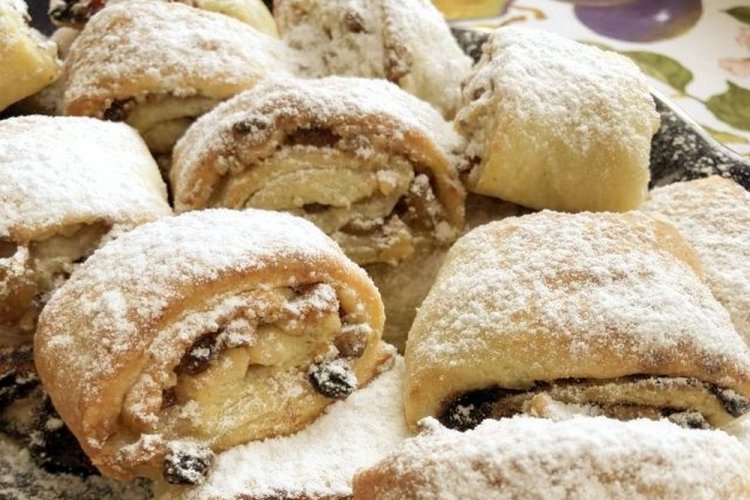 Творожное печенье с орехами и сухофруктами