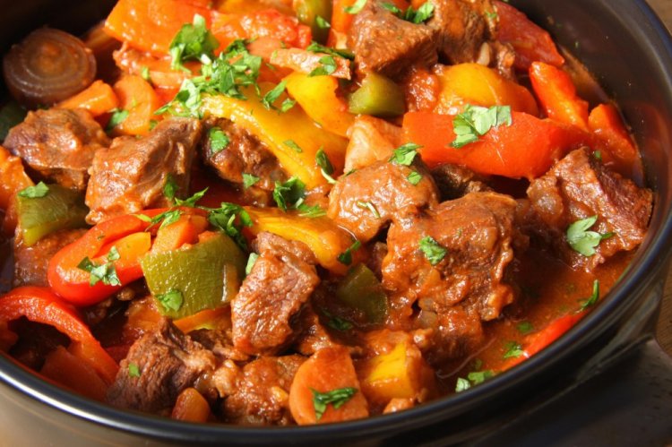 Свинина с кабачками и помидорами на сковороде