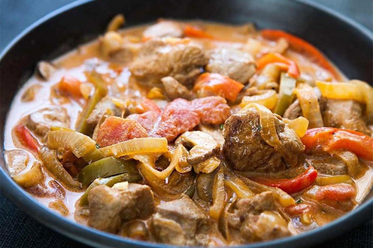 Свинина с овощами и грибами на сковороде