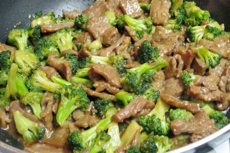 Свинина с брокколи на сковороде