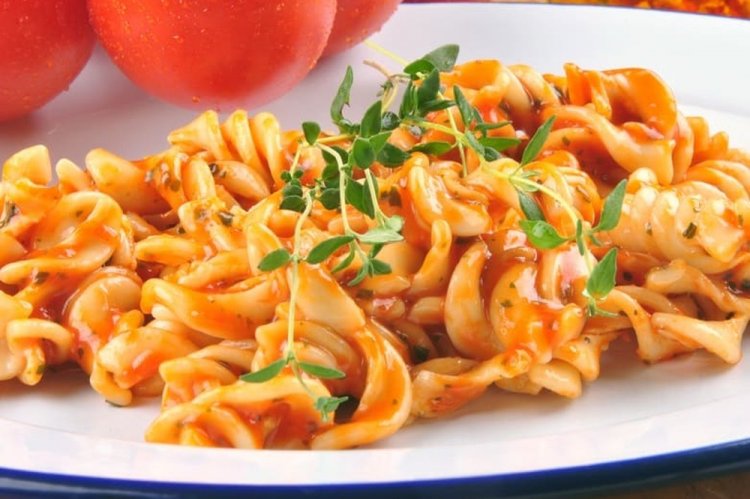 Макароны в сливочно-томатном соусе