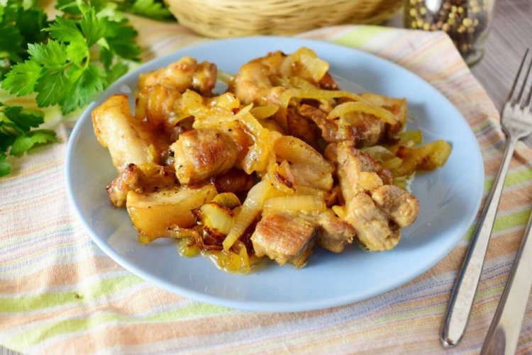 Поджарка из свинины с луком