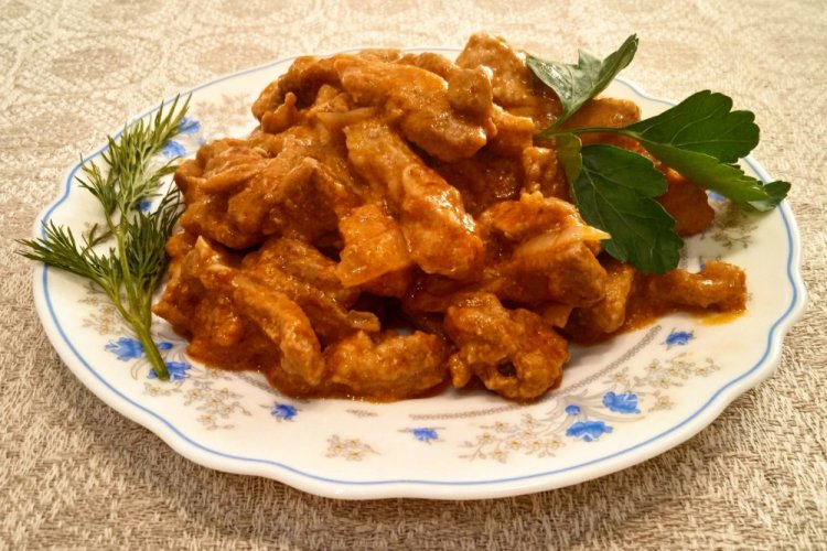 Поджарка из свинины с луком и морковью