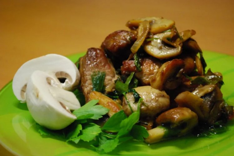 Поджарка из свинины с грибами