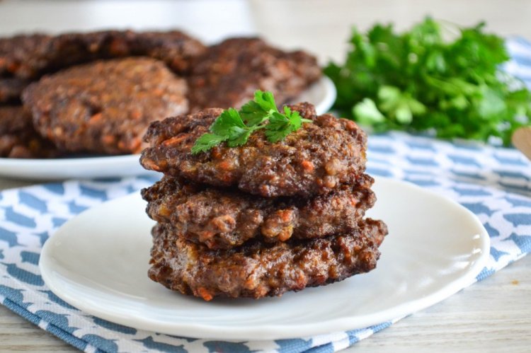 Оладьи из свиной печени с морковью