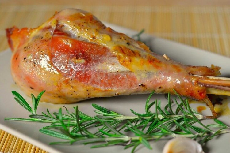 Голень индейки в сливочном соусе