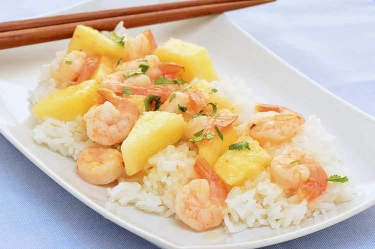 Рис с креветками и ананасом