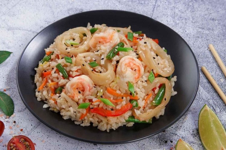 Рис с креветками и кальмарами