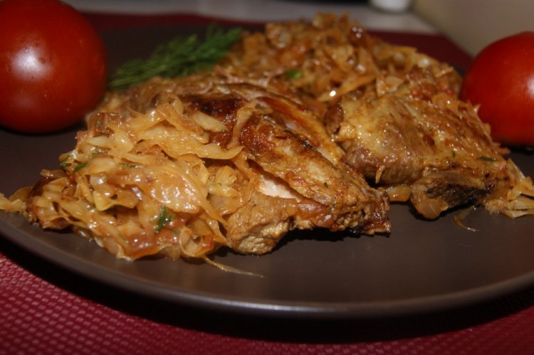 Свиные ребрышки с капустой в мультиварке