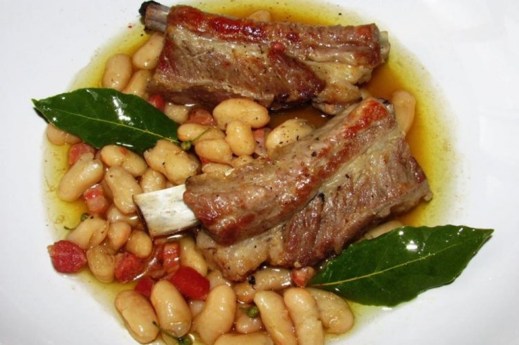 Свиные ребрышки с фасолью в мультиварке