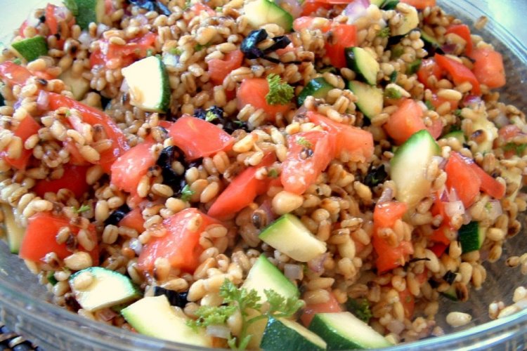 Салат с запеченными овощами и перловкой