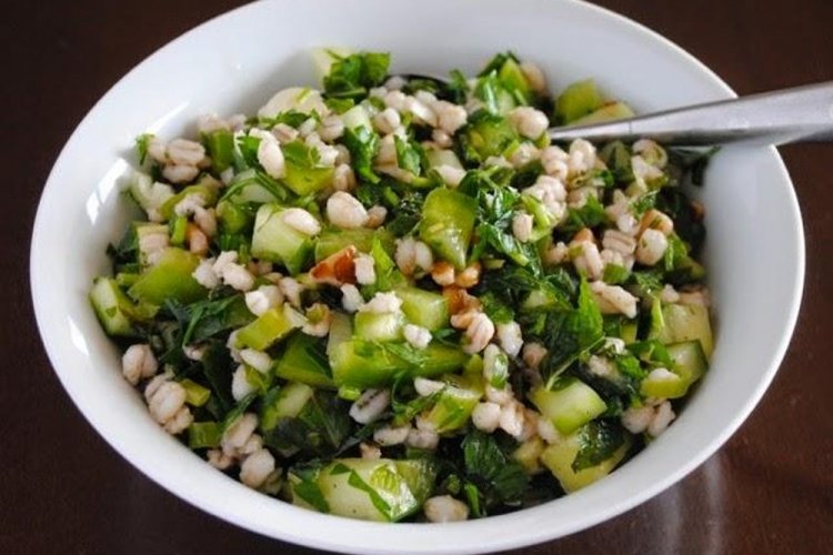 Салат из огурцов и перловки