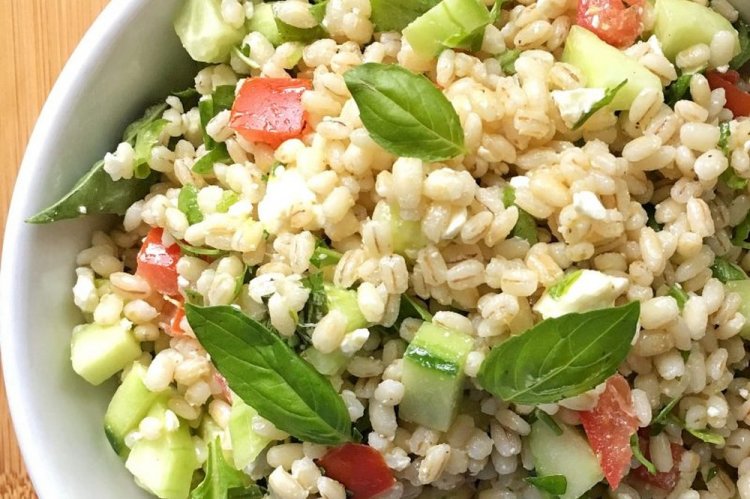 Салат из цукини и перловки с соусом песто