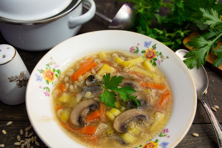 Постный суп с перловкой и шампиньонами