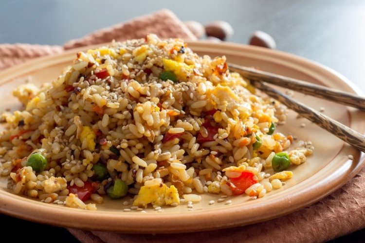 Рис с яйцом и овощами