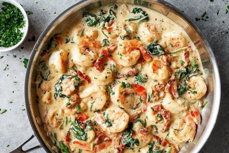Креветки в сливочном соусе с брокколи и шпинатом