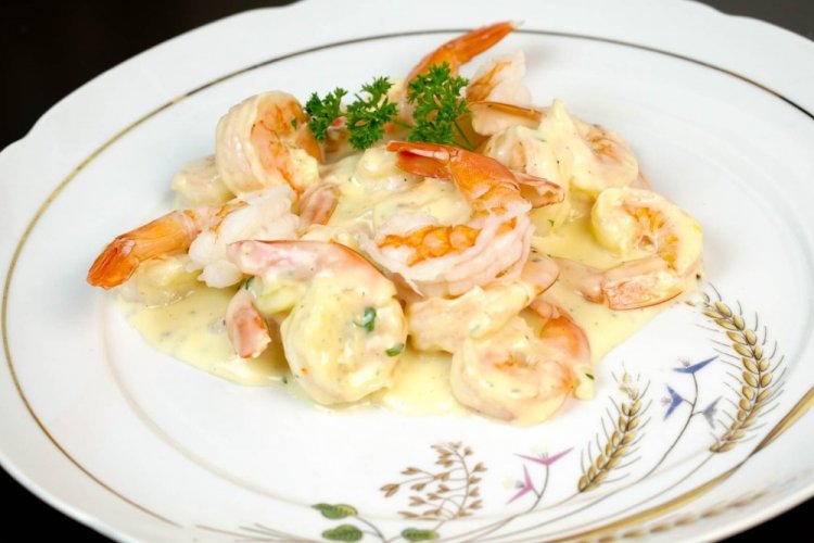Креветки в сливочном соусе с белым вином