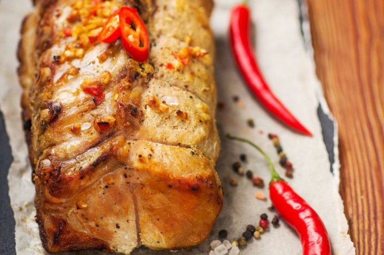 Свиная корейка с чесноком и перцем чили в духовке