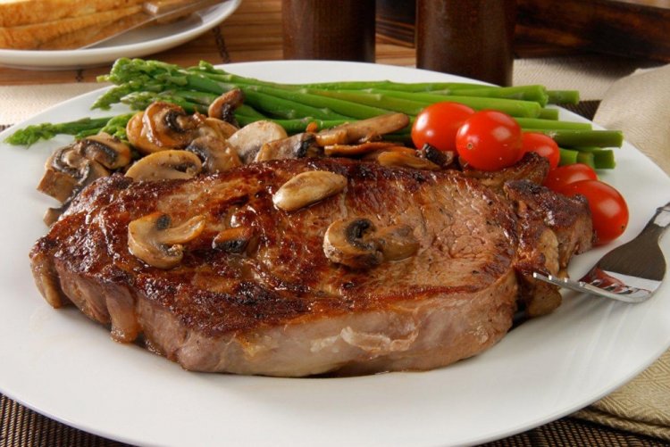 Свиная корейка с шампиньонами в духовке